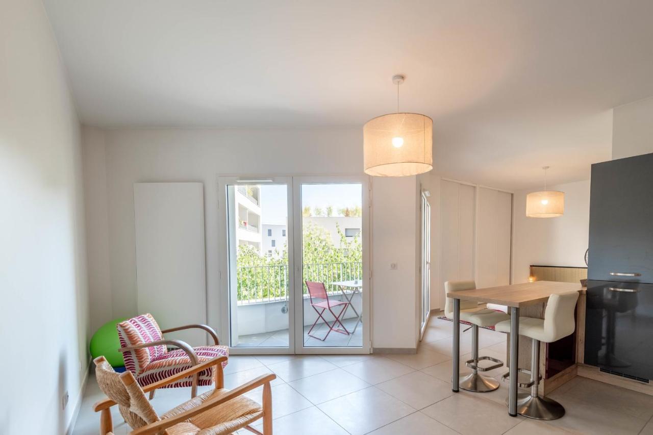 Charming With Balcony And Parking Near The Center Of Apartment