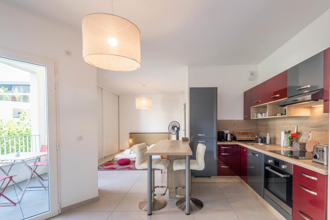 Charming With Balcony And Parking Near The Center Of