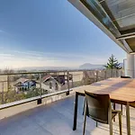 Serenity - 3 Bedroom Top Floor Apartment Parking & Lake View Terrace