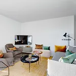 Serenity - 3 Bedroom Top Floor Apartment Parking & Lake View Terrace
