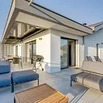 Serenity - 3 Bedroom Top Floor Apartment Parking & Lake View Terrace