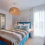 Serenity - 3 Bedroom Top Floor Apartment Parking & Lake View Terrace