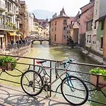 Jolie Chambre -Appart Partagé- Annecy Centre - 5 min Gare&Lac - GRATUIT- Wifi, Petit Dej, Serviettes, Velos