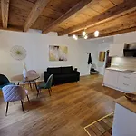 Elegant Flat In Old Town, 2 Mins Walk To Lake