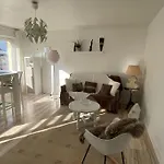 Hirondelle : Appartement Prive Avec Garage