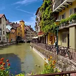 Reve De Jade Devant Le Canal
