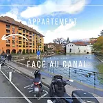 Reve De Jade Devant Le Canal