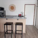 Appartement Avec Une Petite Place De Parking, Centre Ville, Proche Gares