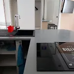 Appartement Avec Une Petite Place De Parking, Centre Ville, Proche Gares