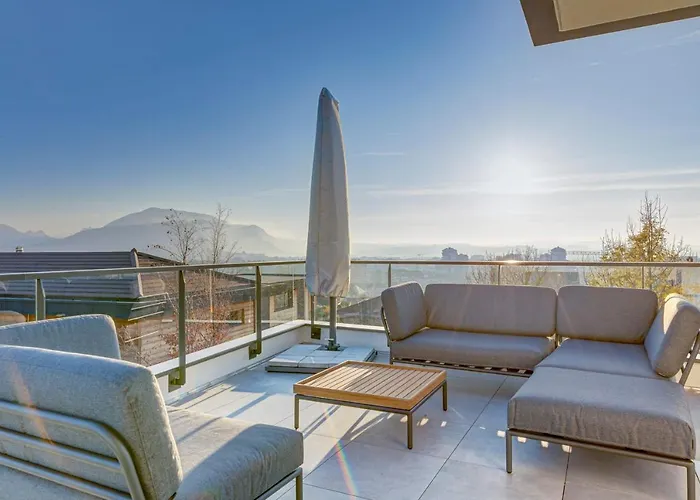 Serenity - 3 Bedroom Top Floor Apartment Parking & Lake View Terrace