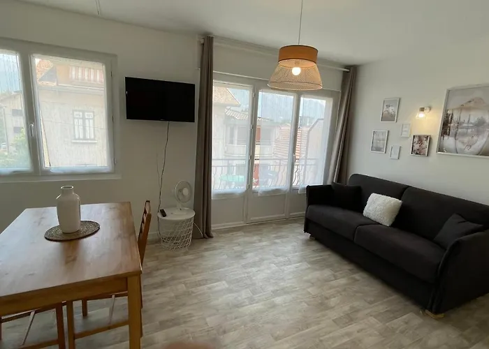 Le Bout Du Lac Studio Renove Avec Balcon Et Vue Sur La Montagne