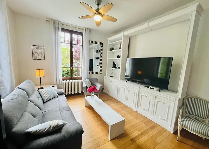 Relaxing 2Br Apartment With Private Garden, Near The City Center