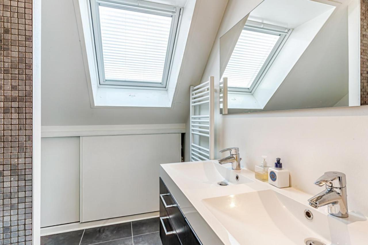 Sunny Duplex W Balcony And Parking 5 Min From The Lake In - Welkeys Apartment