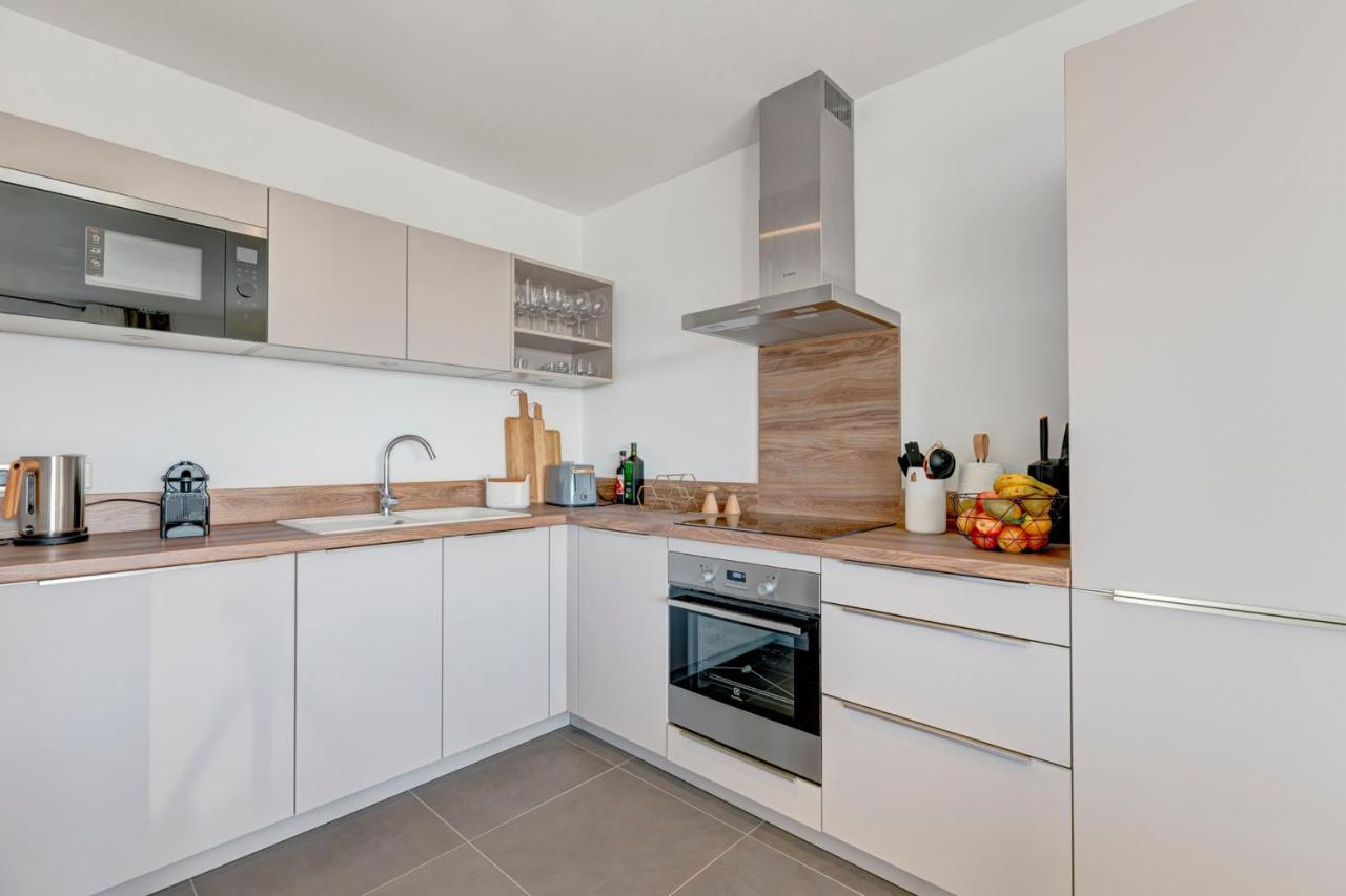 Apartment Serenity - 3 Bedroom Floor Parking & View Terrace *