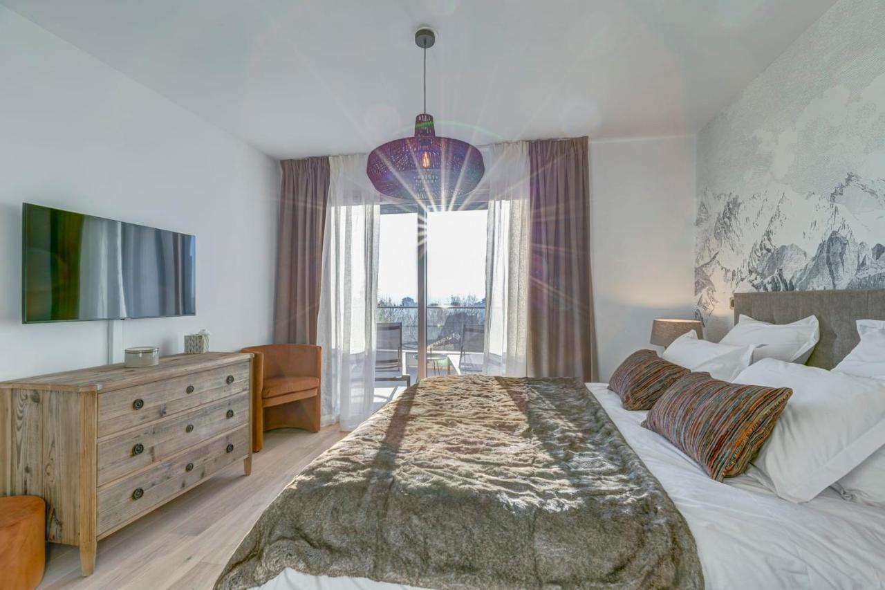 Serenity - 3 Bedroom Floor Parking & View Terrace Apartment *