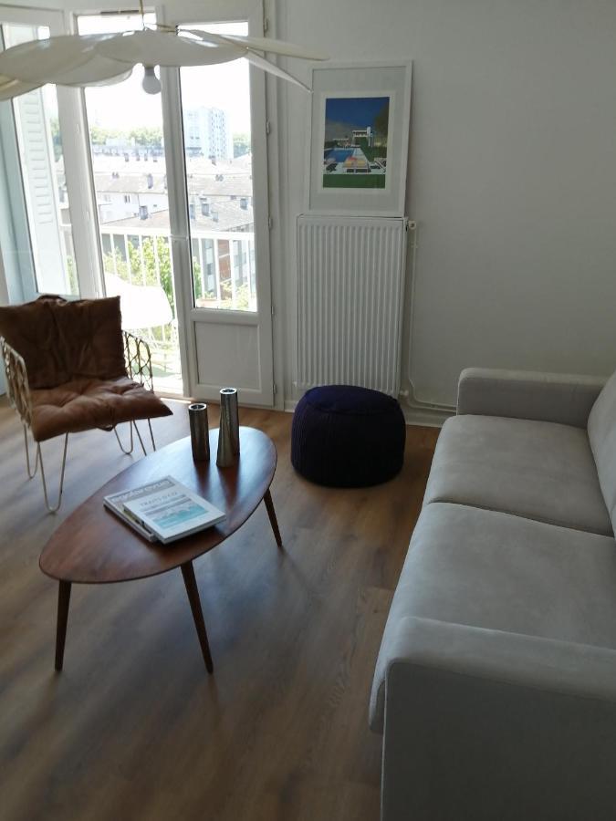 A 300 M Du Et Des Commerces Apartment