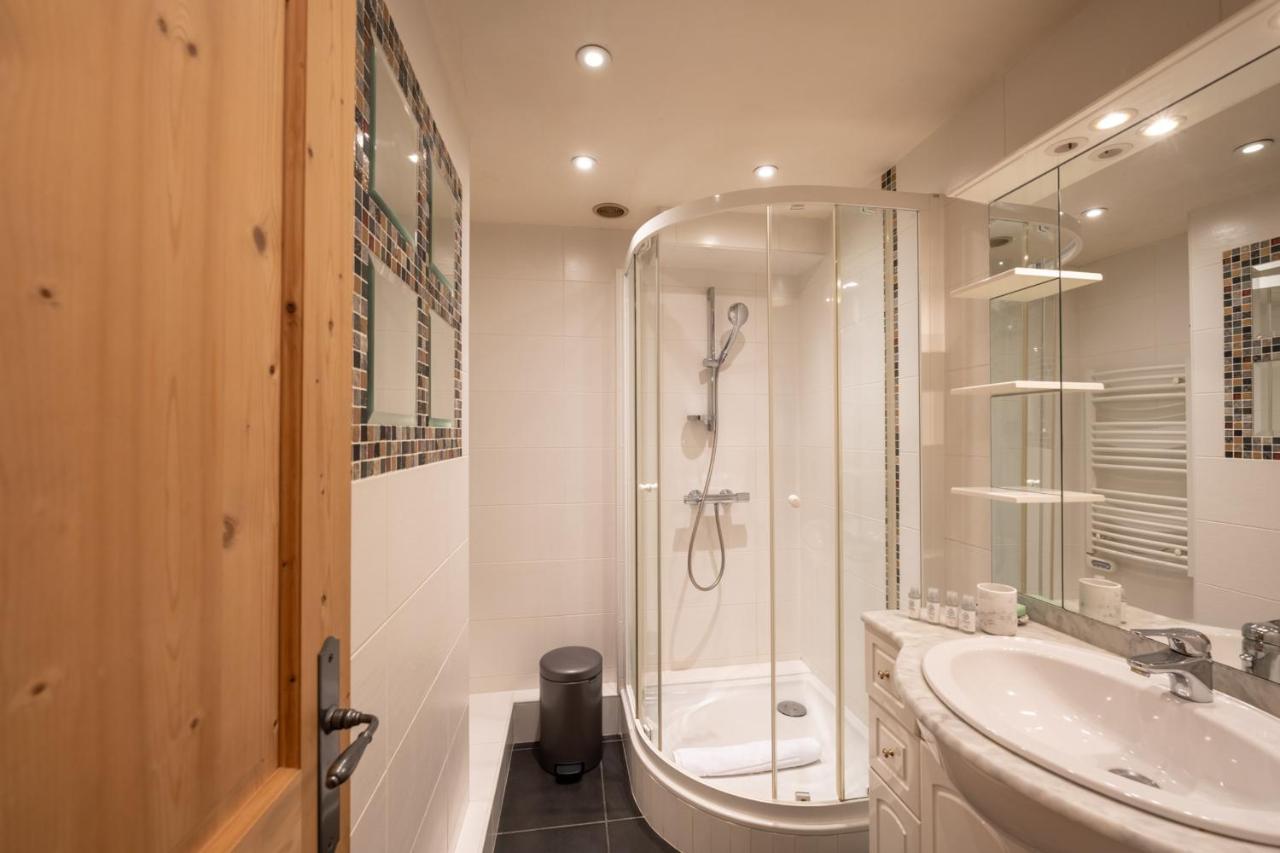 Les Paquerettes - For 3 People In The Heart Of *