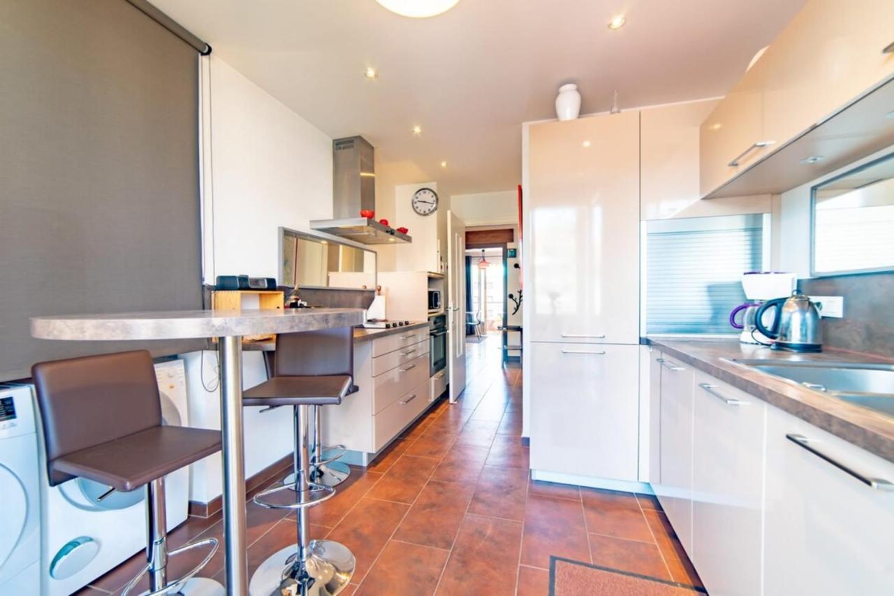 Beautiful In The Heart Of Town Apartment