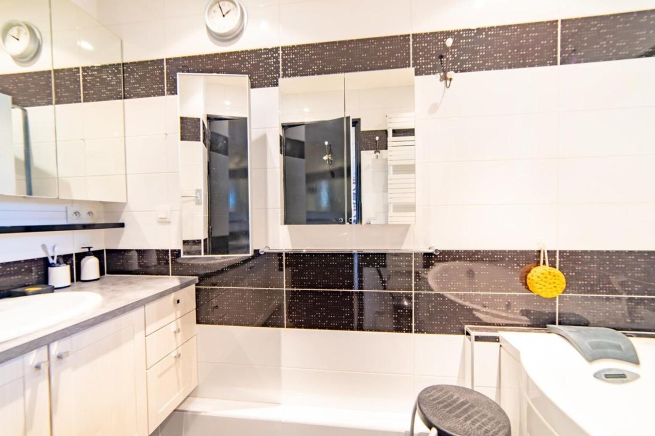 Beautiful In The Heart Of Town Apartment *