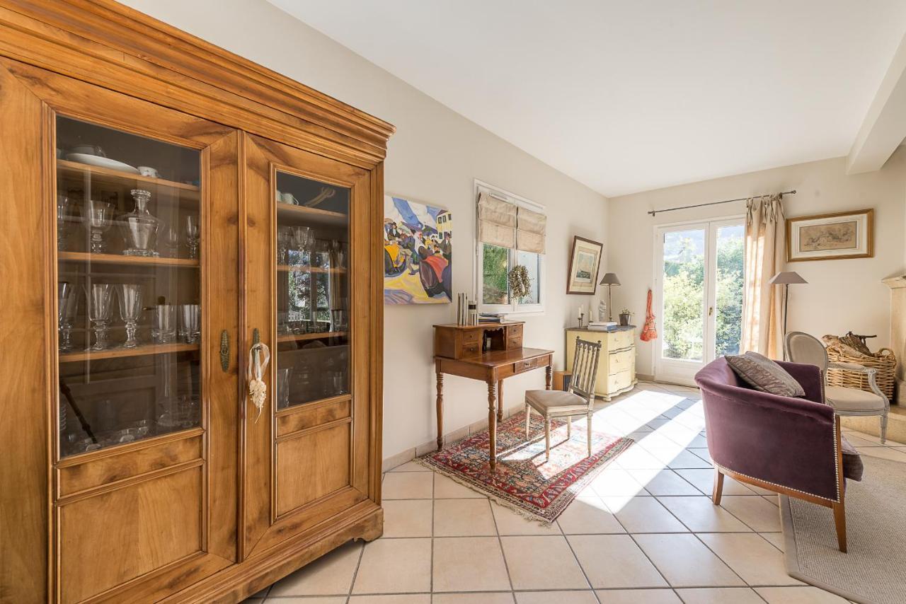 A Pied Au Lac: Spacious Family With Private Pool Annecy