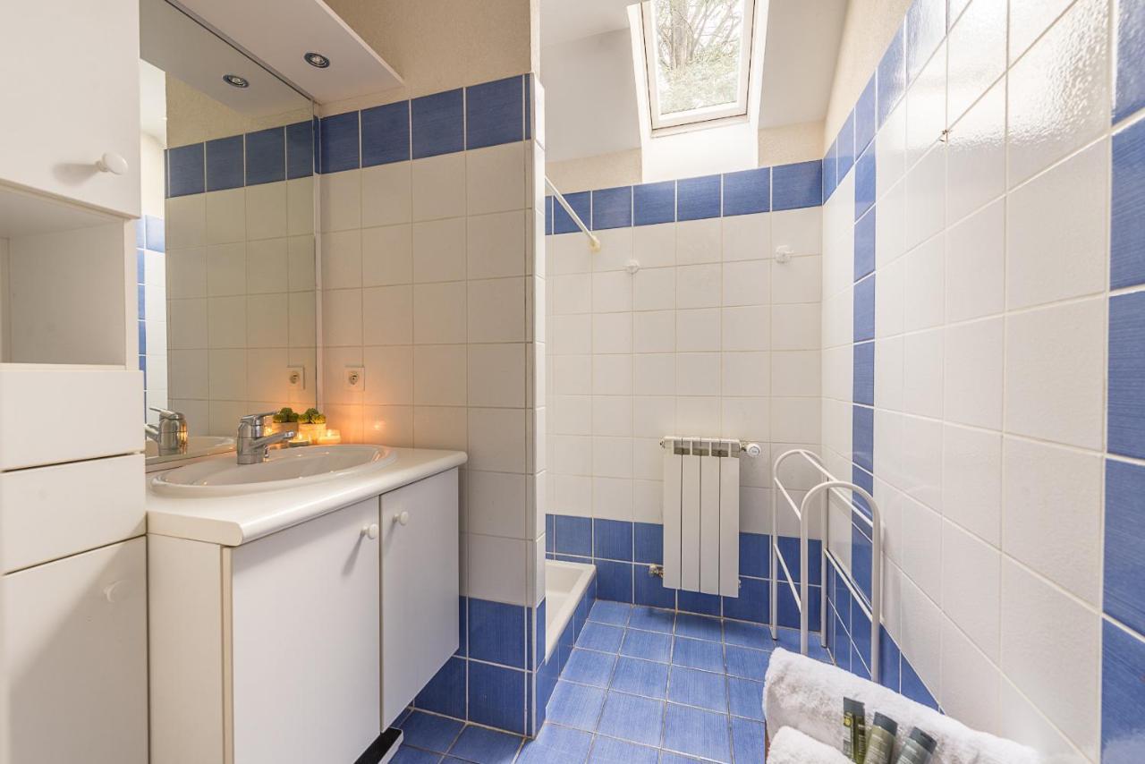 A Pied Au Lac: Spacious Family With Private Pool Annecy