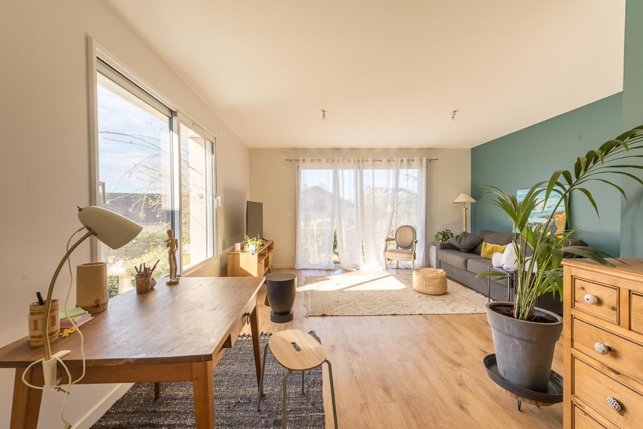 A Pied Au Lac: Spacious Family With Private Pool Annecy