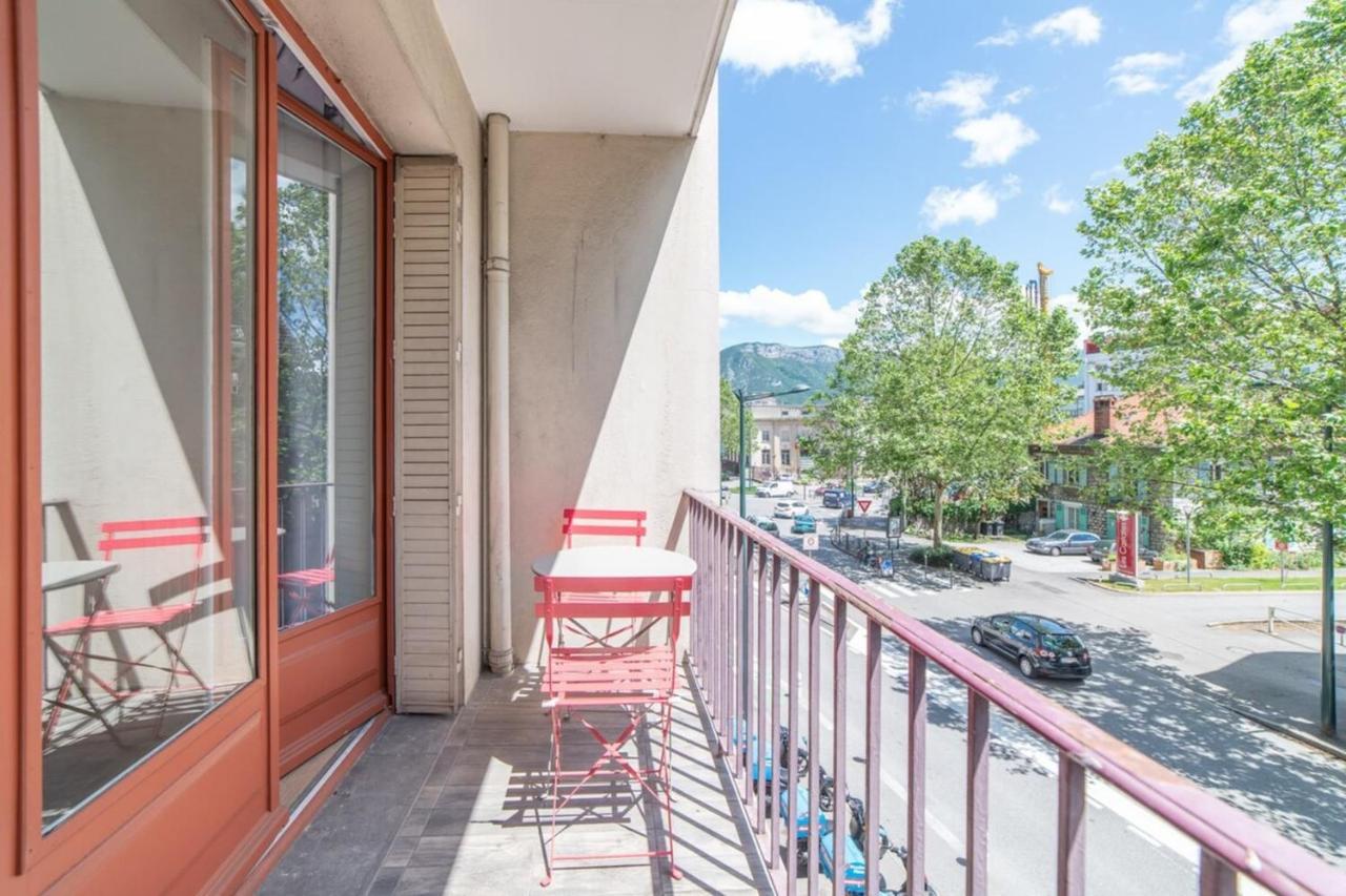 With Balcony In The City Center Apartment
