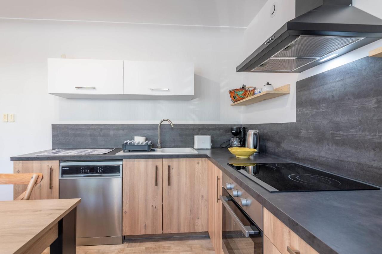 Vakantiehuis Ideally Located Furnished Townhouse With 3 Bedrooms Parking & Garden