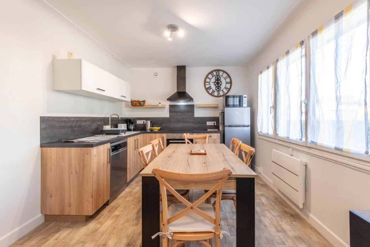 Ideally Located Furnished Townhouse With 3 Bedrooms Parking & Garden Vakantiehuis *
