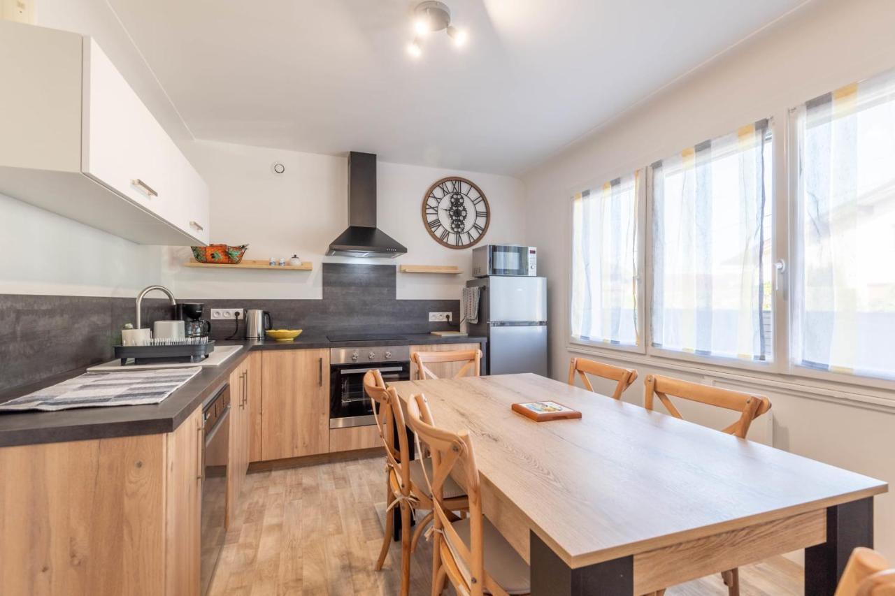Ideally Located Furnished Townhouse With 3 Bedrooms Parking & Garden Vakantiehuis