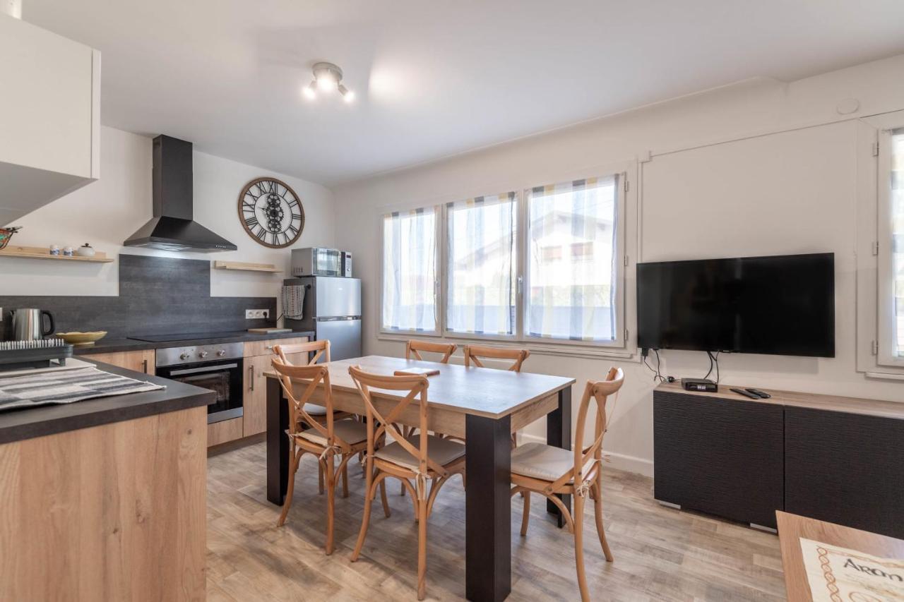 Vakantiehuis Ideally Located Furnished Townhouse With 3 Bedrooms Parking & Garden *