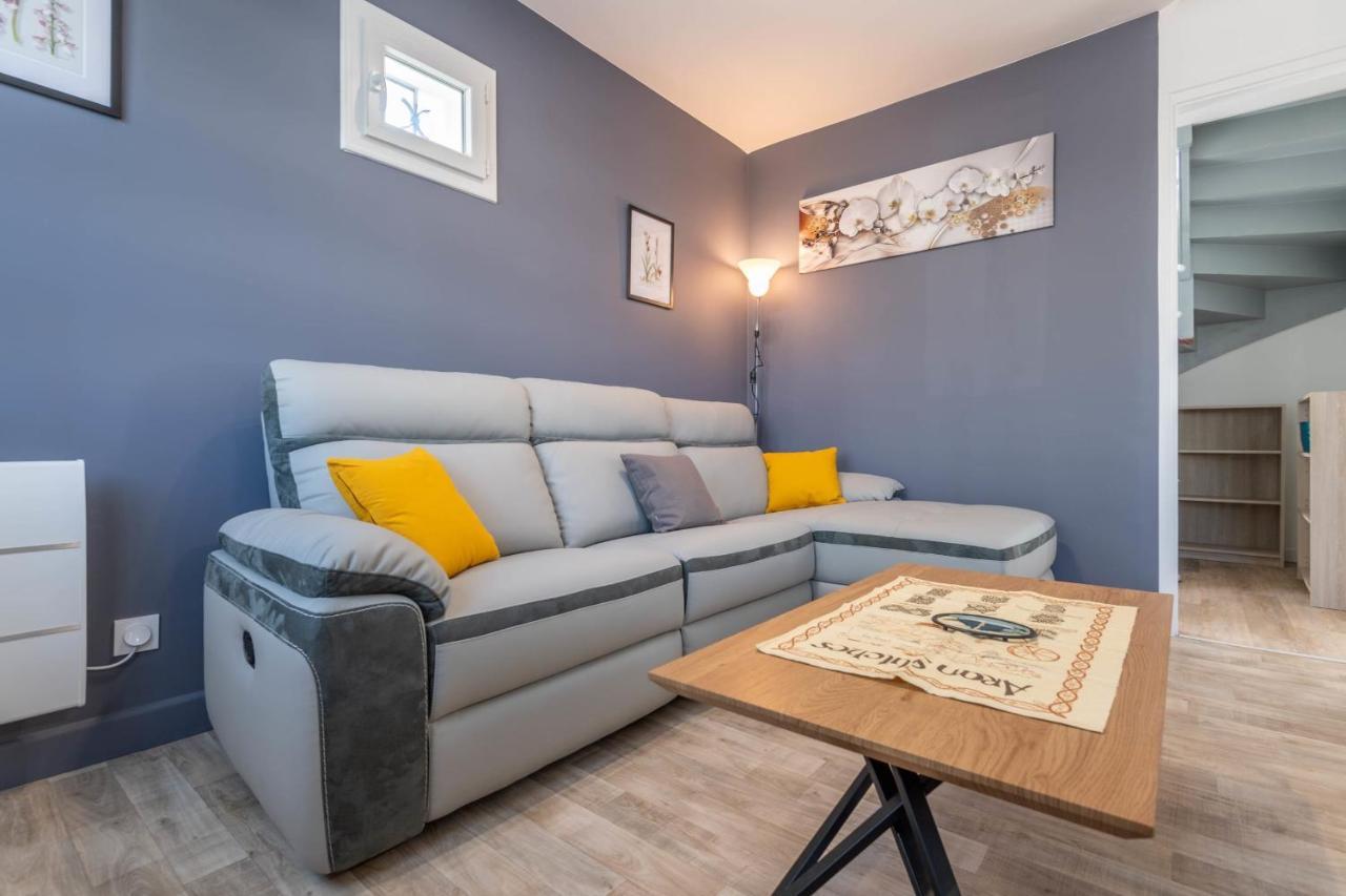 Ideally Located Furnished Townhouse With 3 Bedrooms Parking & Garden *