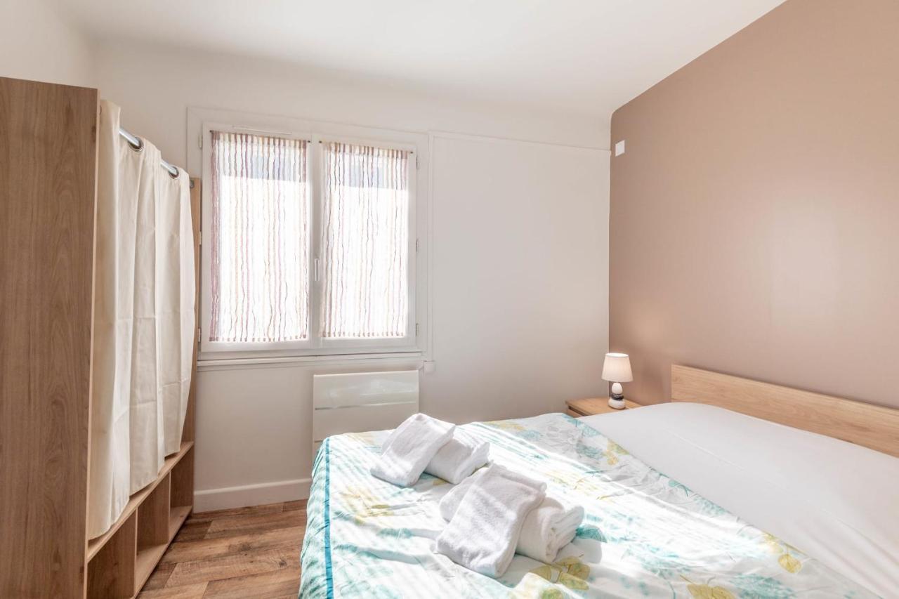 Ideally Located Furnished Townhouse With 3 Bedrooms Parking & Garden *