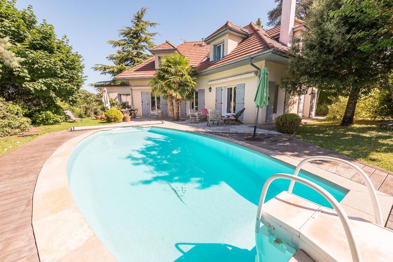 A Pied Au Lac: Spacious Family With Private Pool Holiday home *