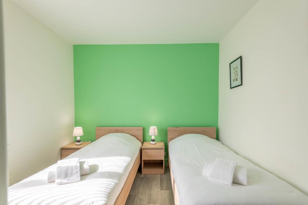 Holiday home Ideally Located Furnished Townhouse With 3 Bedrooms Parking & Garden *