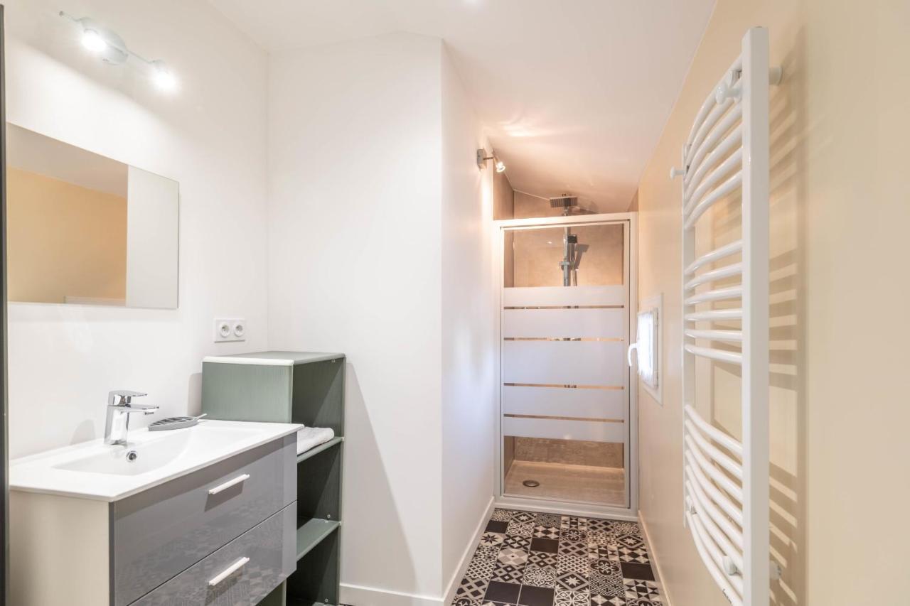 Ideally Located Furnished Townhouse With 3 Bedrooms Parking & Garden *