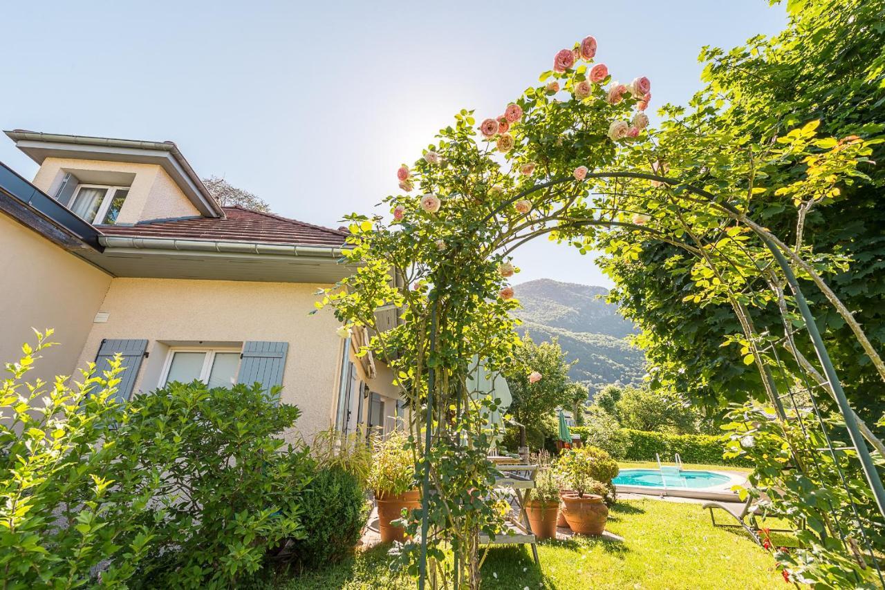 A Pied Au Lac: Spacious Family With Private Pool Holiday home