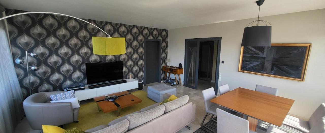 Lumineux De 90 M2 Situe En Centre