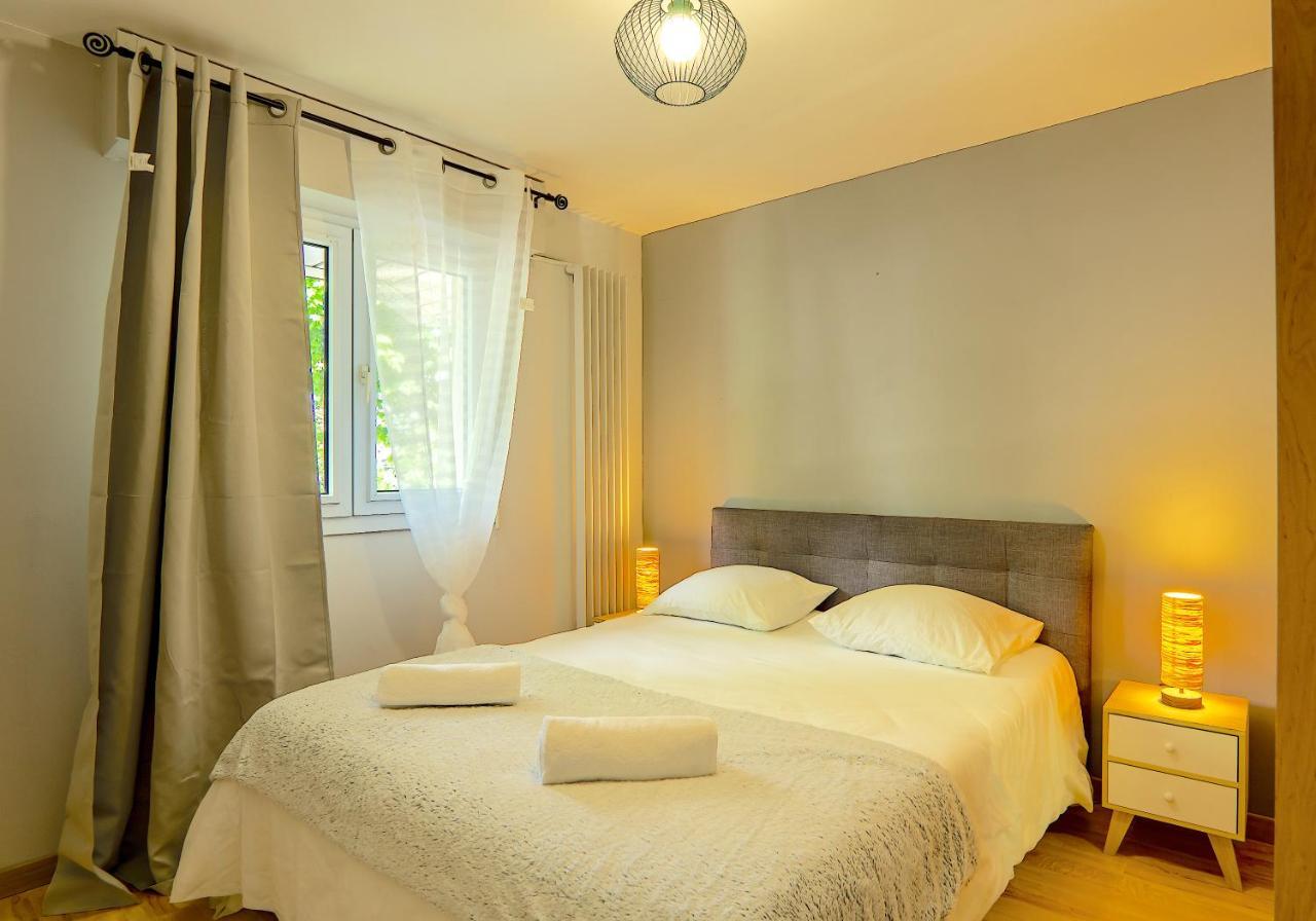 100 Geneve Joli T2 Avec Place De Parking Privee *