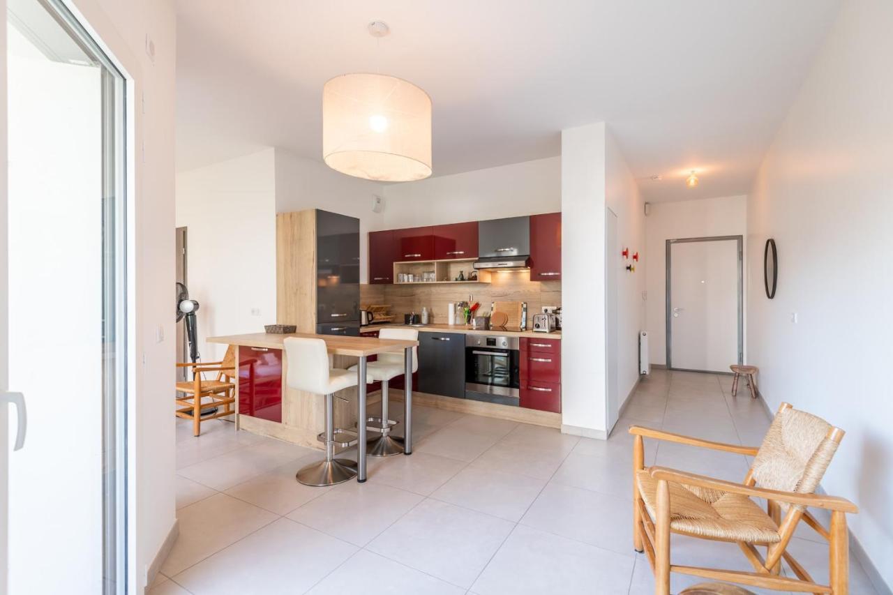 Charming With Balcony And Parking Near The Center Of Apartment