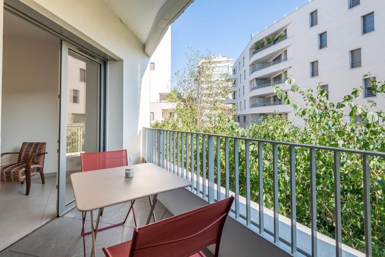 Charming With Balcony And Parking Near The Center Of Apartment
