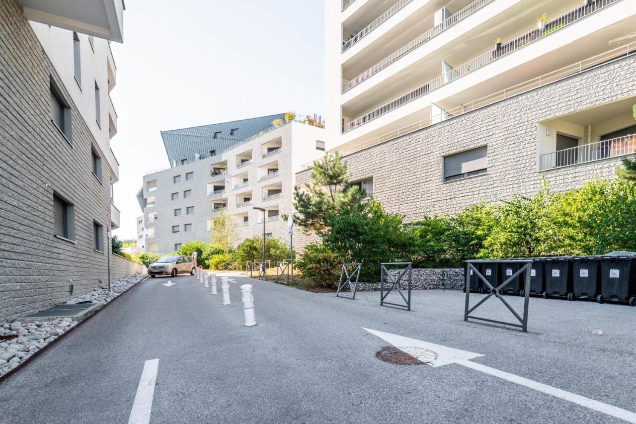 Apartment Charming With Balcony And Parking Near The Center Of