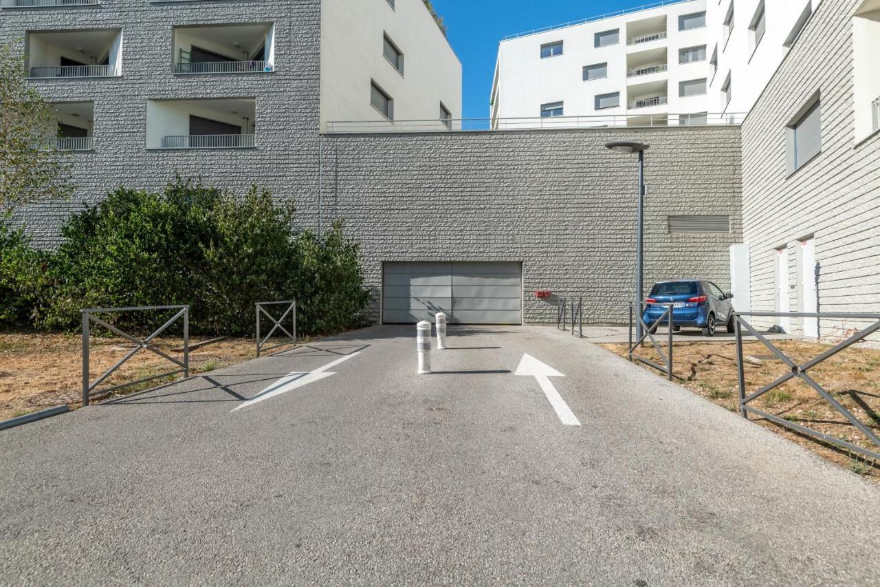 Charming With Balcony And Parking Near The Center Of