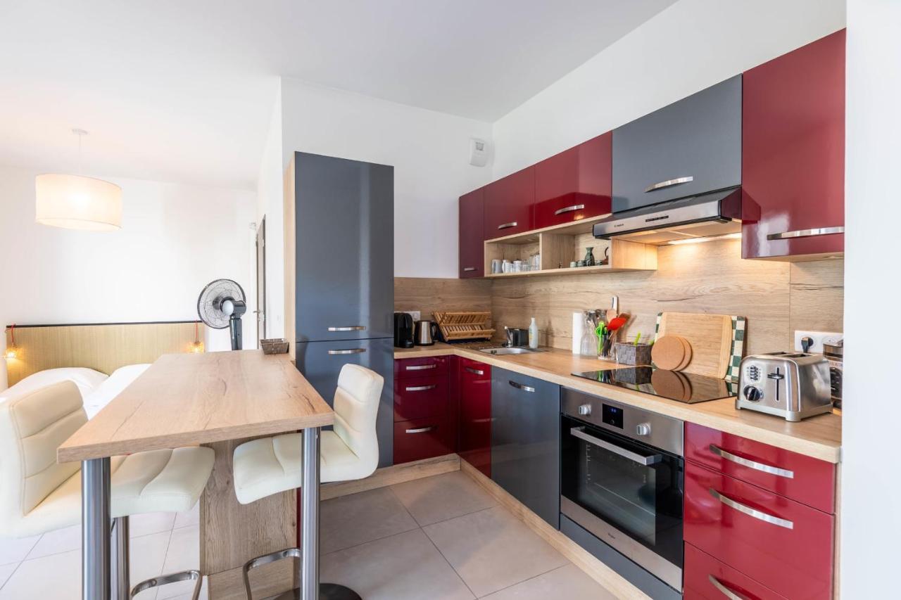 Charming With Balcony And Parking Near The Center Of