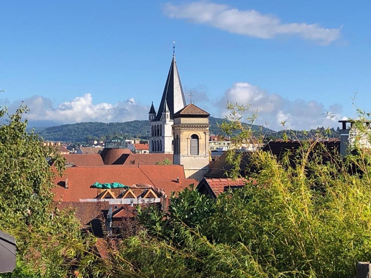 Dans La Vieille Ville, En Face Du Chateau Annecy