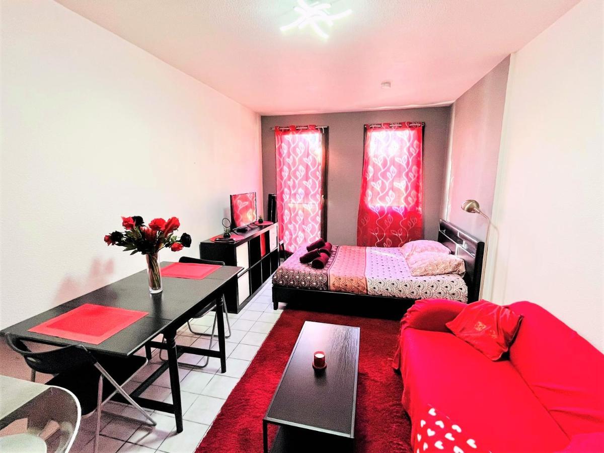 Le Red Escape A 15min Du Centre Avec Parking Prive Gratuit Apartment