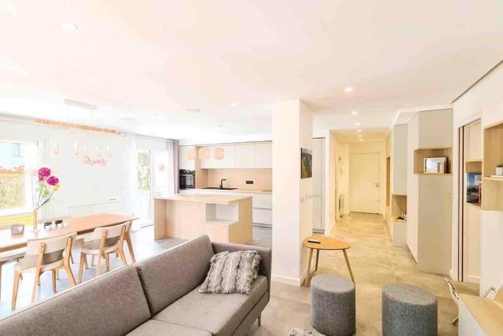Apartment Proche Du Et Des Commerces, Neuf, Au Calme, Avec 3 Et Grande Terrasse Annecy