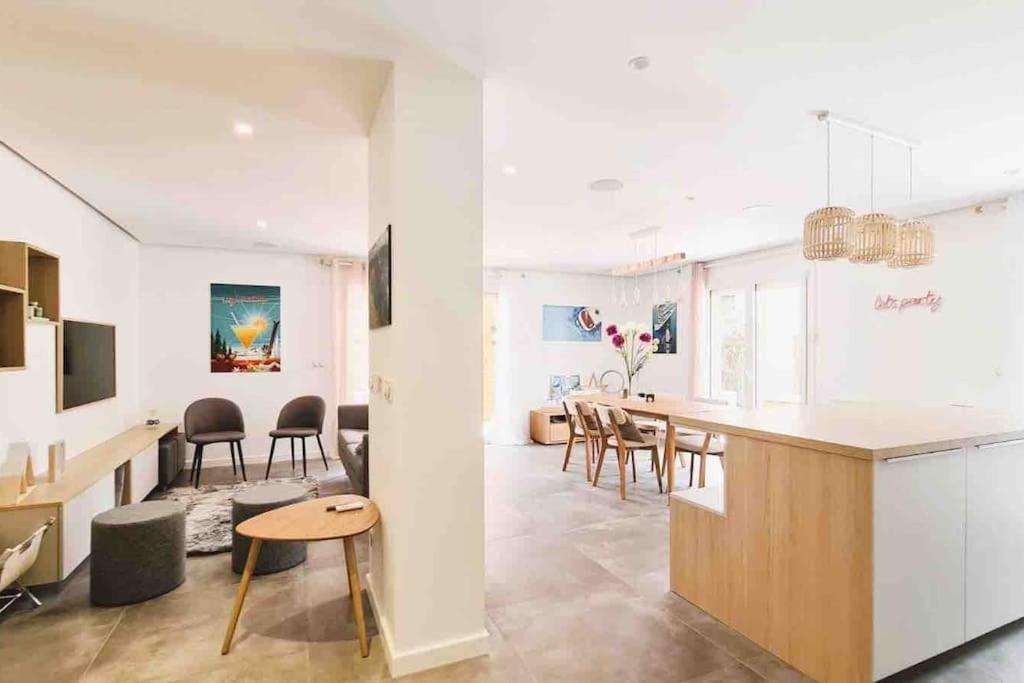 Apartment Proche Du Et Des Commerces, Neuf, Au Calme, Avec 3 Et Grande Terrasse