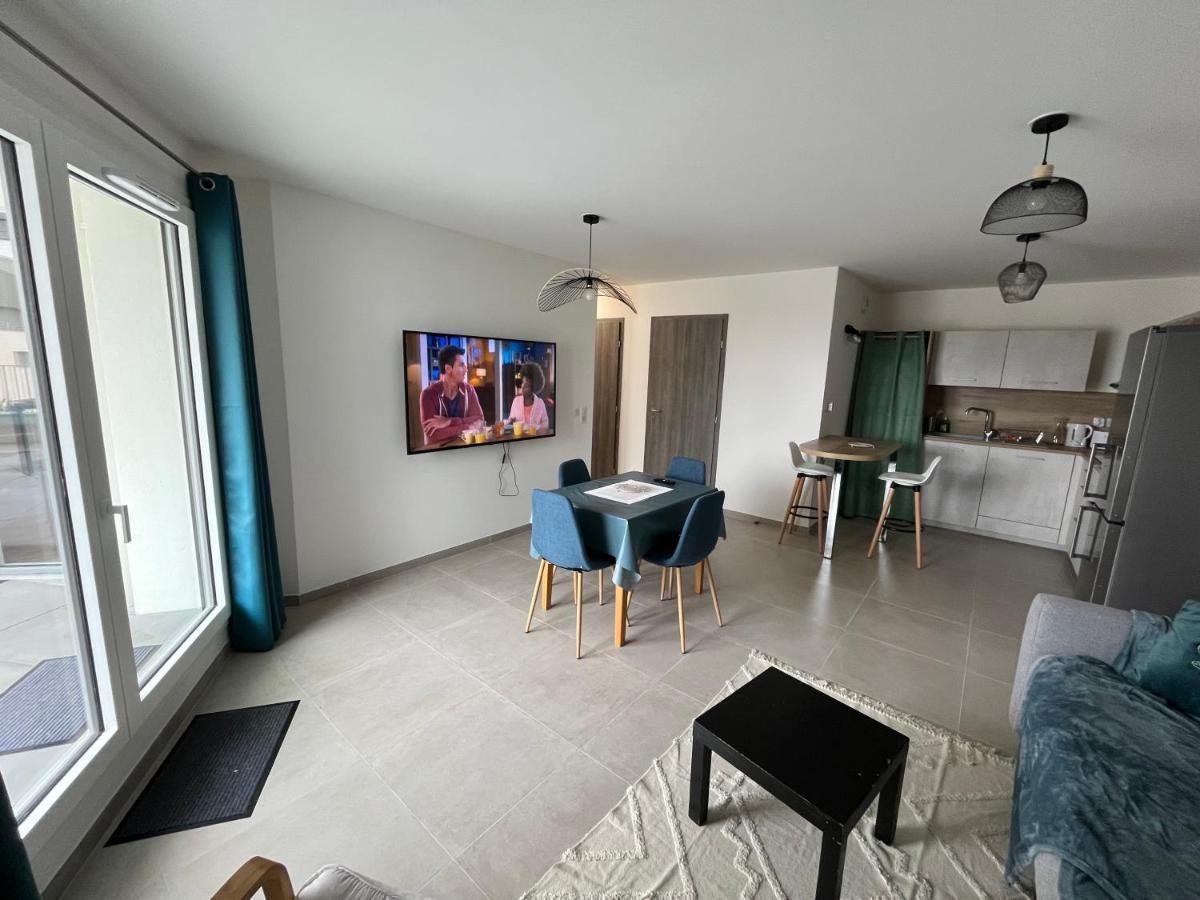 Aurel's & Jul's - The Emerald Apartment *