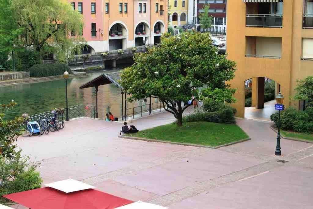 Reve De Jade Devant Le Canal Annecy